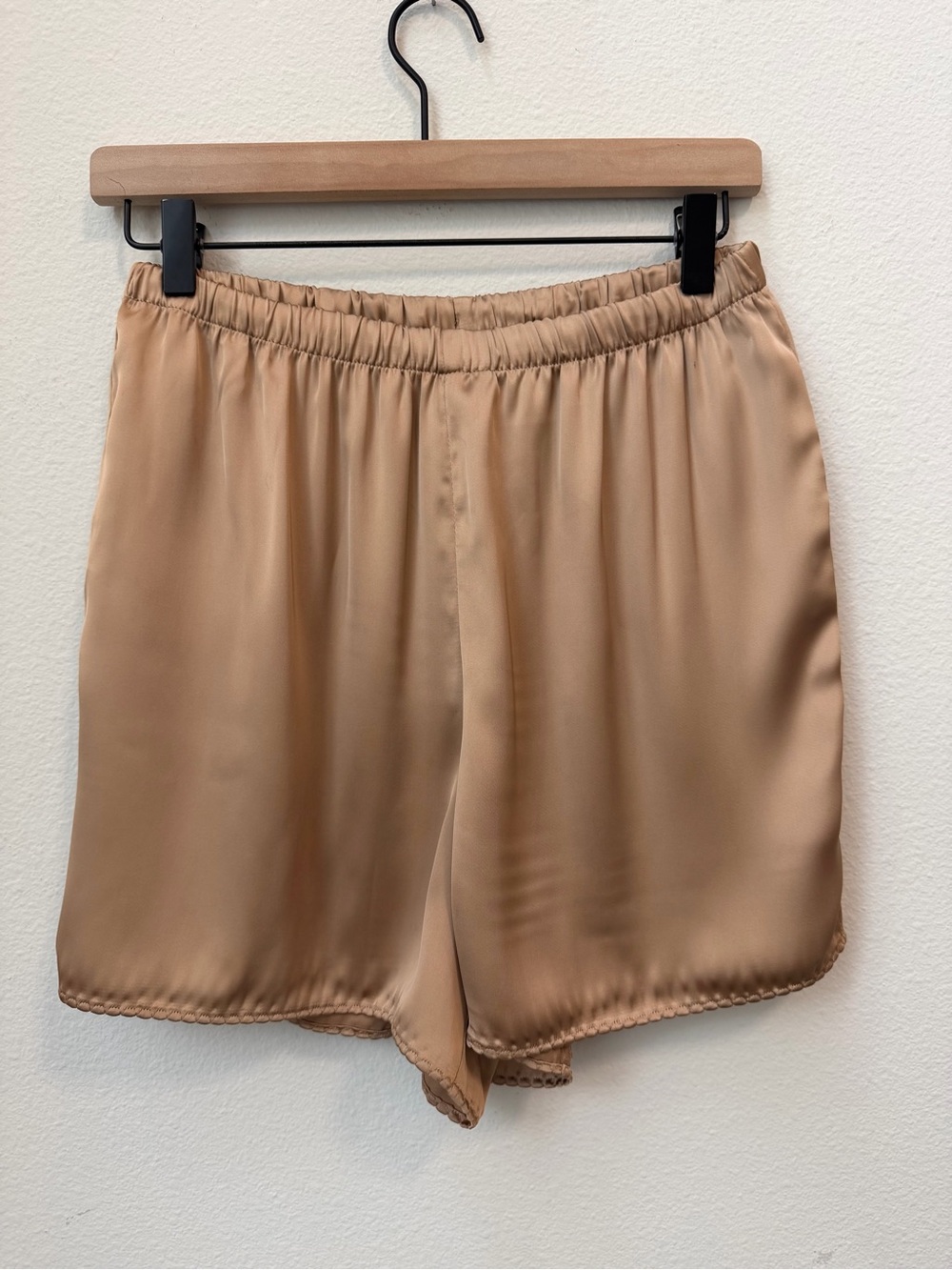 SKIMS Satin Scalloped Edge Shorts in Gold Champagne Size XS